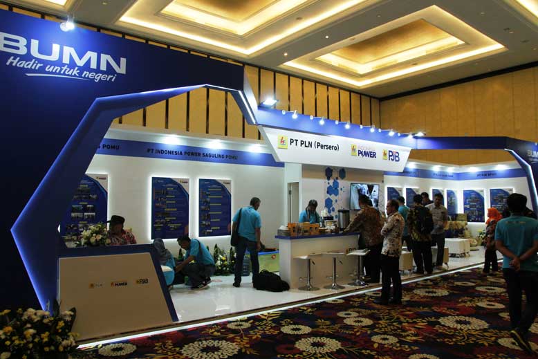 Booth pameran modern hasil rancangan EO Bandung kreatif.