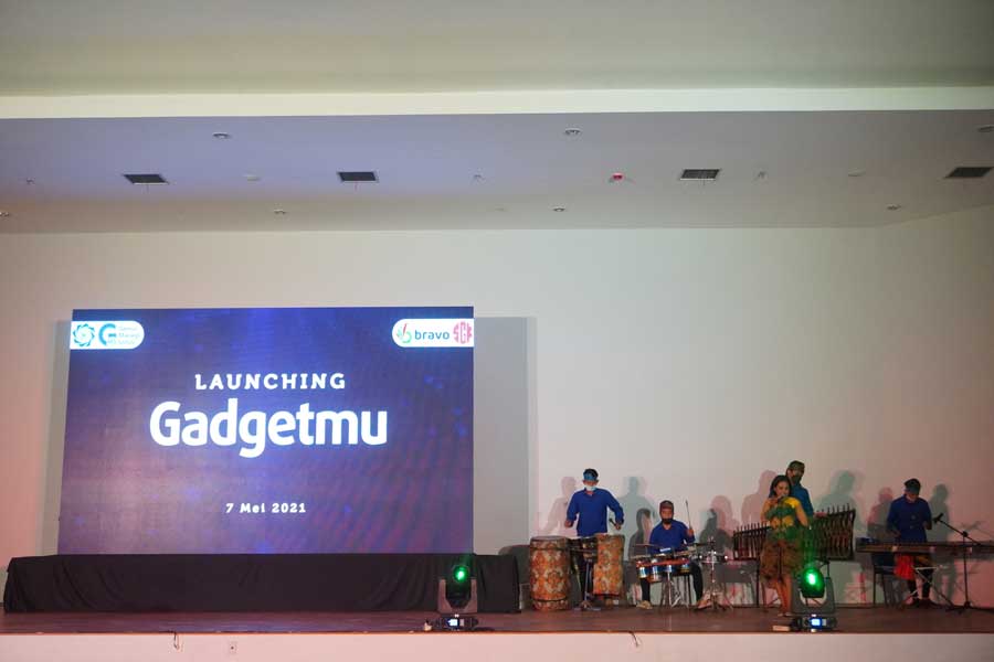 Tim event support Bandung mengatur tata panggung konser.