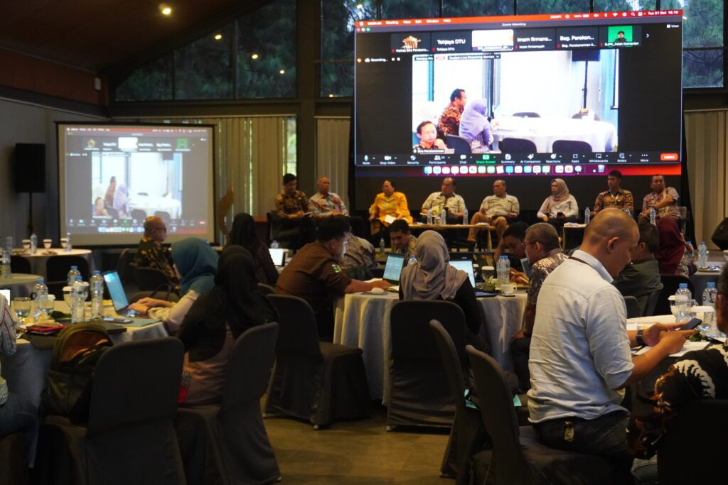 Tim jasa event organizer Warna Enterprise sedang mengatur acara gathering perusahaan.