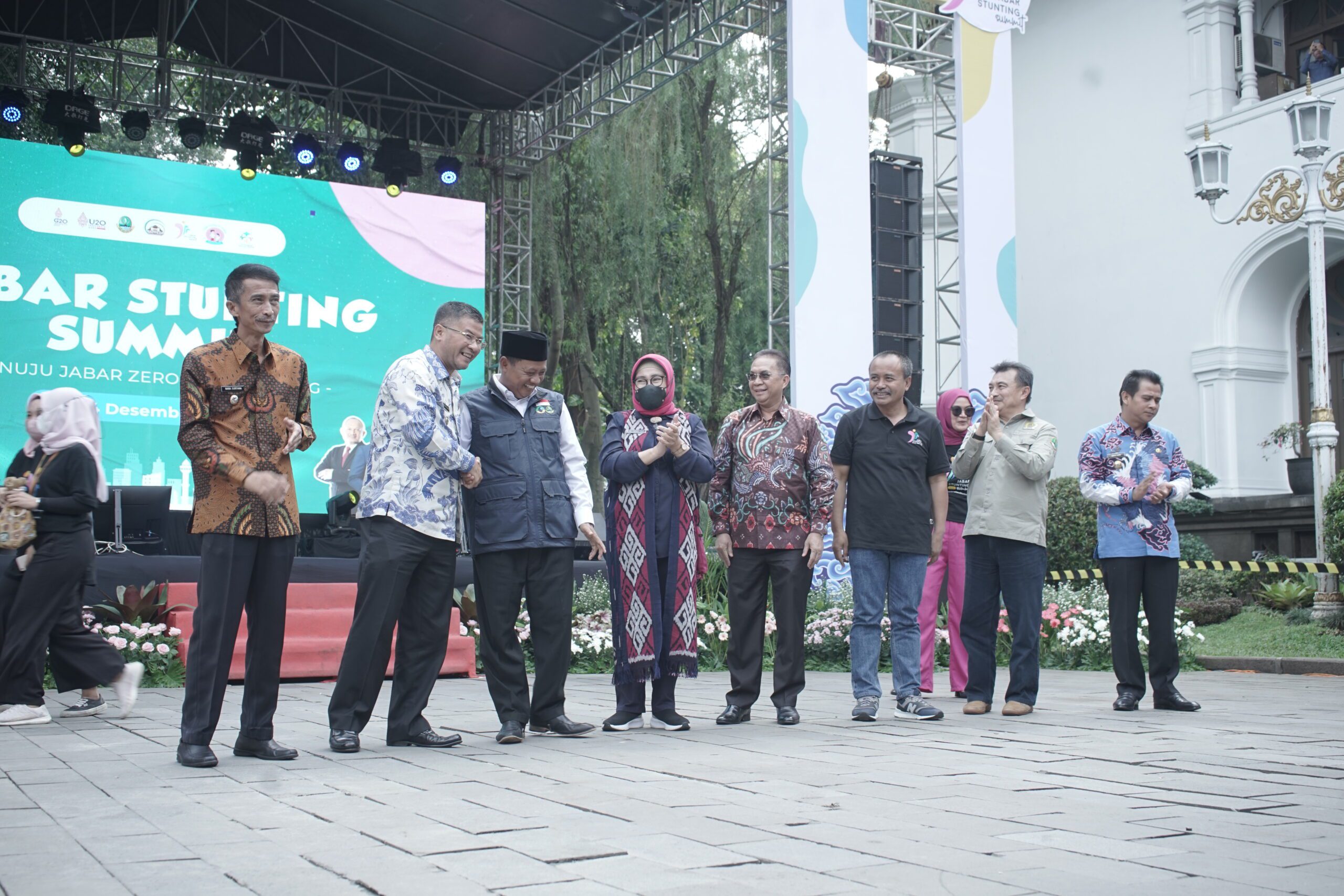 Tim EO Bandung profesional mengatur jalannya acara perusahaan.