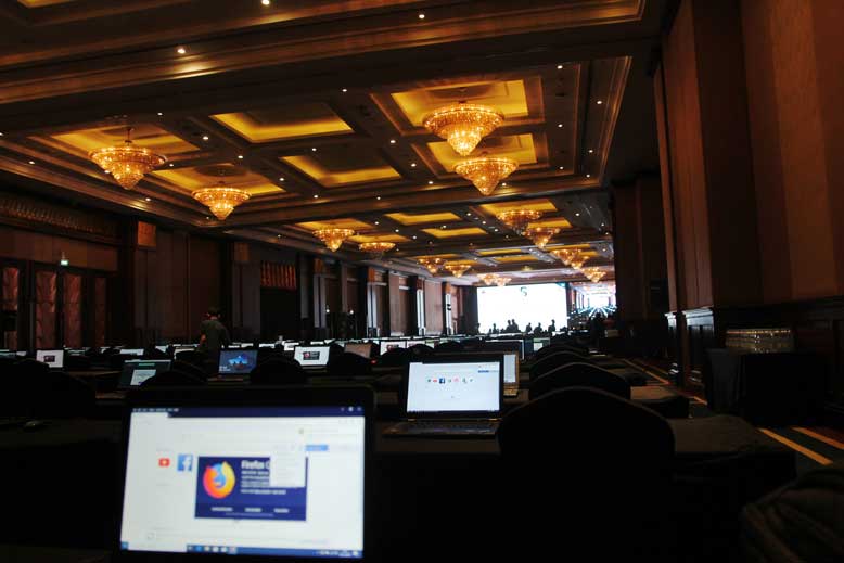 Peserta event menggunakan aplikasi untuk live polling interaktif."